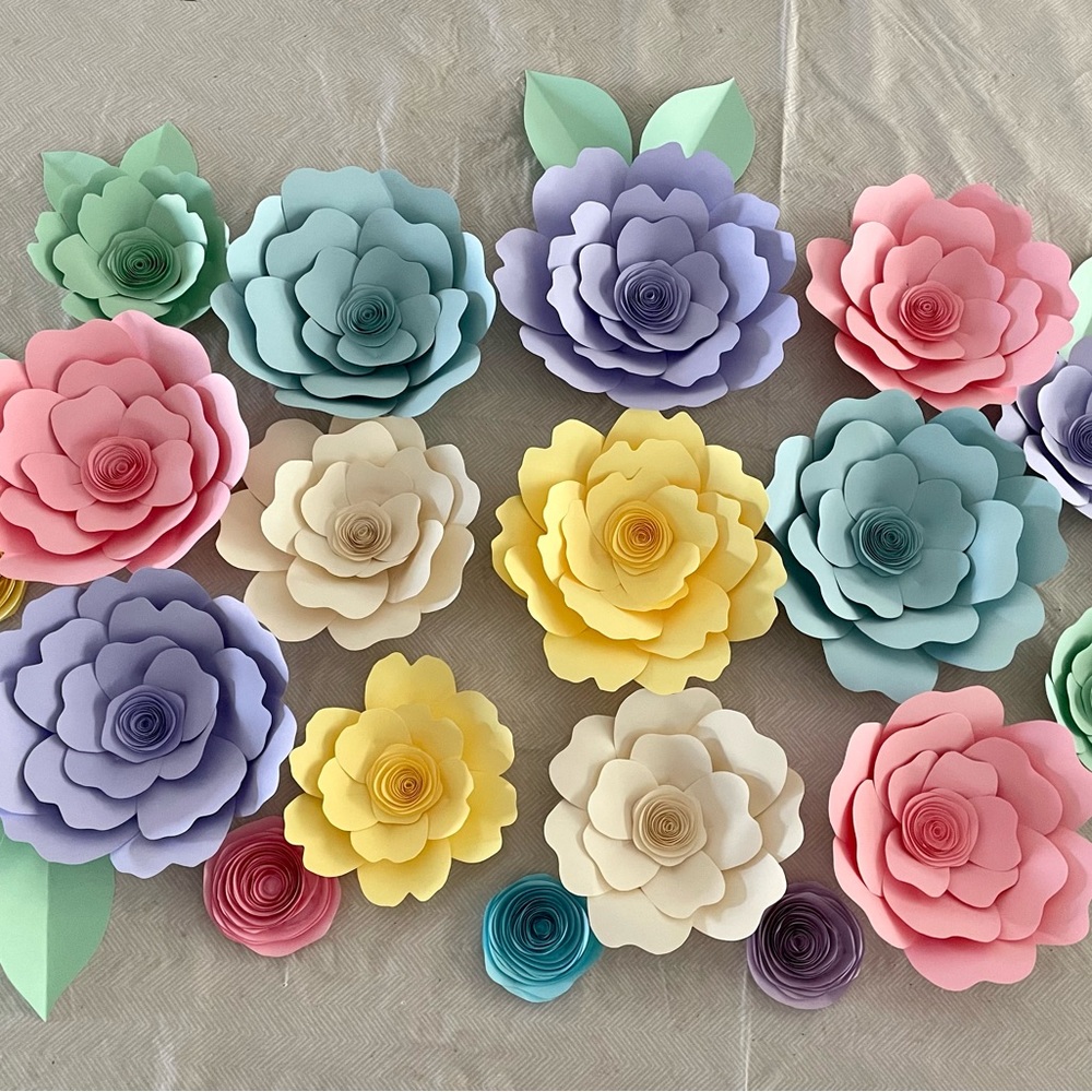 Paper flower backdrop - Picture 3 of 5
